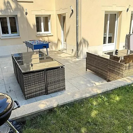 Tranquille: Charming 6-bedroom Retreat Near Parc Astérix